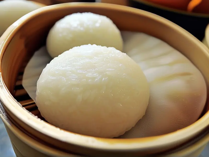 蒸熟的大米在木蒸笼中准备发酵