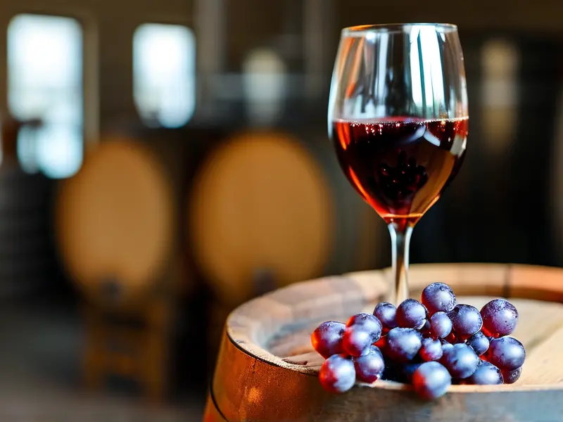 葡萄酒发酵过程中的橡木桶特写