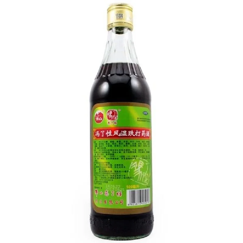 冯了性风湿跌打药酒与空酒杯对比图，强调药酒外用的特性_1