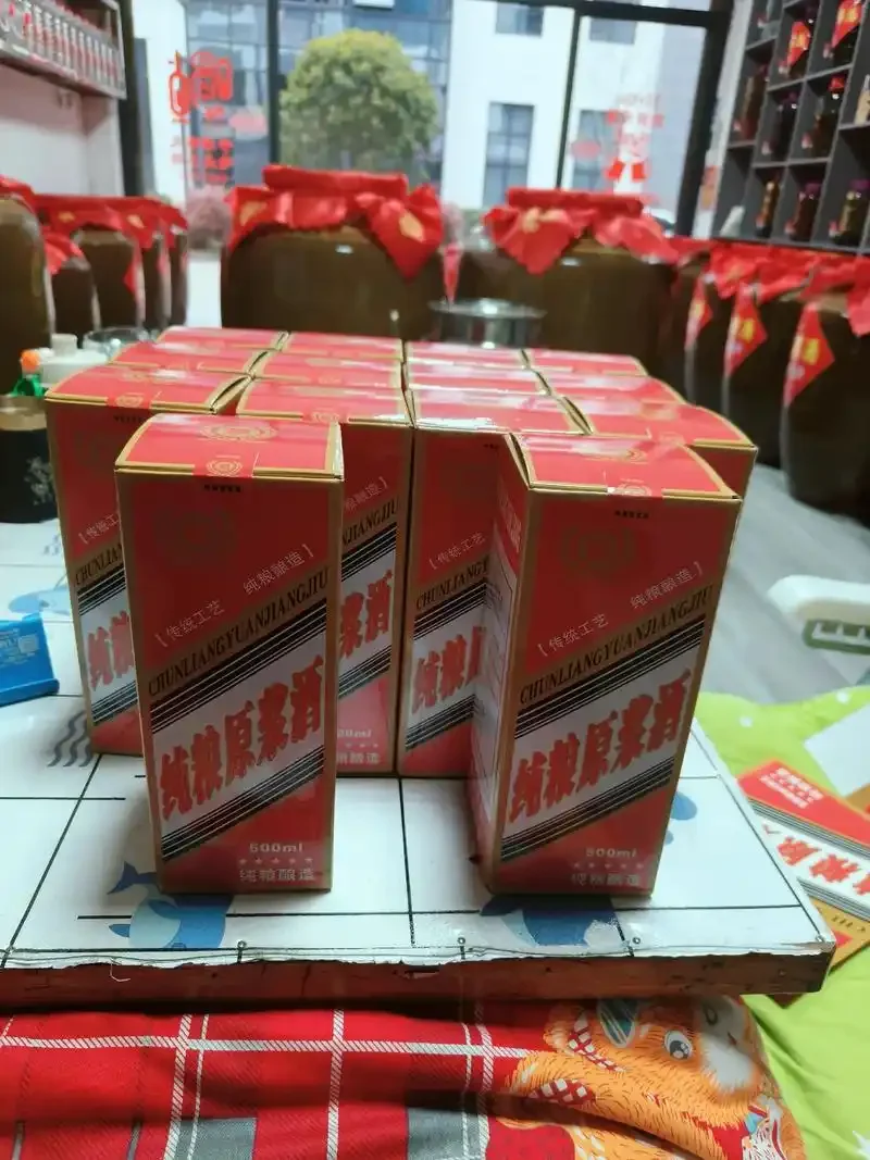 仁怀红举酿酒车间内景：酿酒师傅正在查看陶坛中高温堆积发酵的酒醅，背景是成排的储酒陶坛。_1