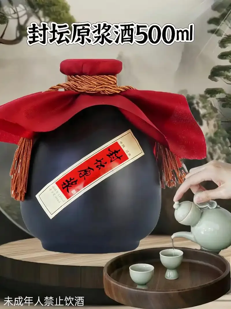 酿酒师正在进行酒坛封口操作，展示如何正确覆盖坛口材料_1