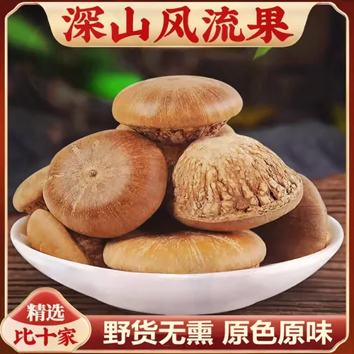 厚鳞柯泡酒过程展示：玻璃酒坛中琥珀色酒液浸泡着厚鳞柯果实，旁边摆放着原料和工具。_1