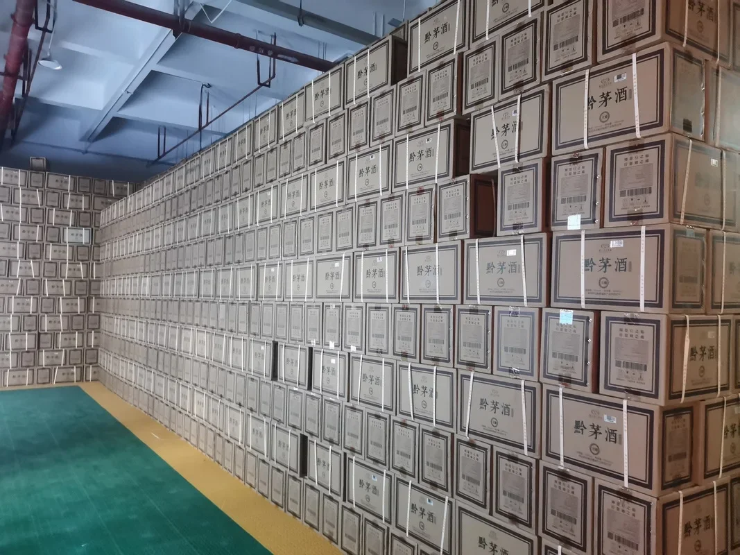 专业白酒储存仓库内部实景：成排的陶坛整齐码放在木架上，光线柔和，环境静谧，展示了理想的白酒储存环境。_1