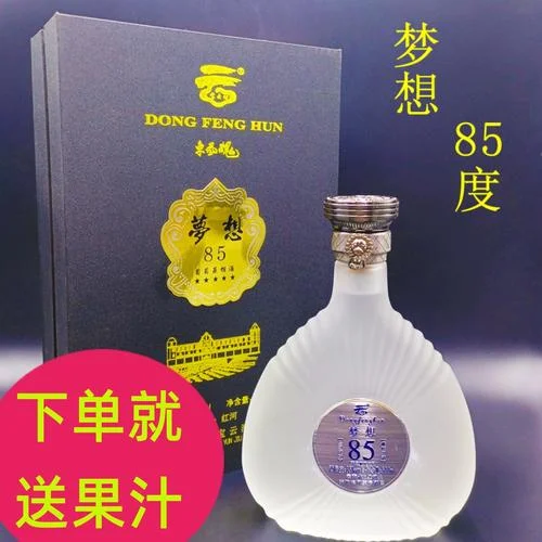 酿酒师正在将云南本地水晶葡萄放入陶罐准备酿造白葡萄酒_1