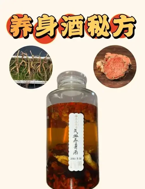 酿酒师工作台上，多种中药材正在透明玻璃罐中进行浸泡，展示了养生酒制作的原料与过程。_1