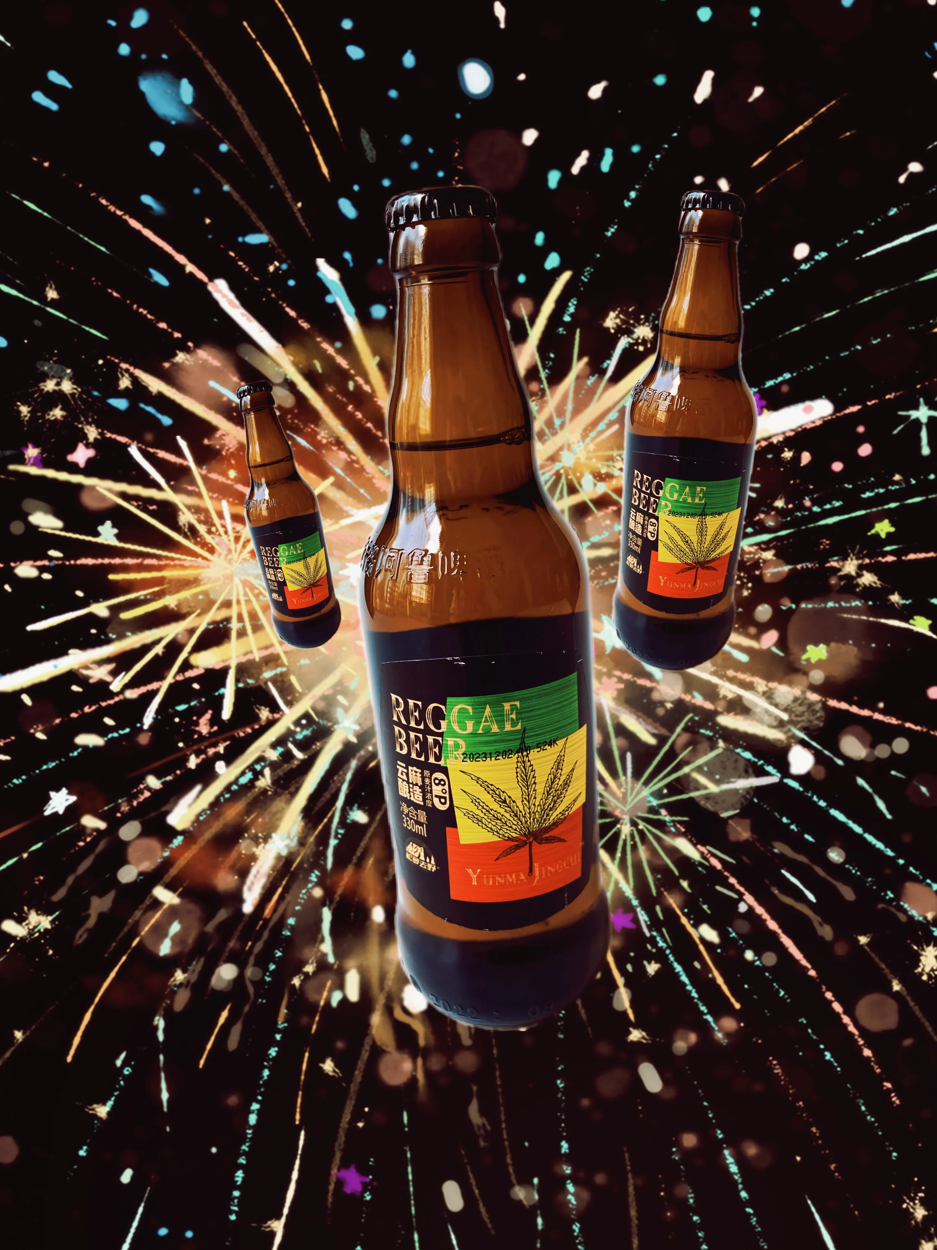 工业大麻花、啤酒花与金色精酿啤酒的桌面摆拍，展示工业大麻啤酒酿造的核心原料与成品。_1