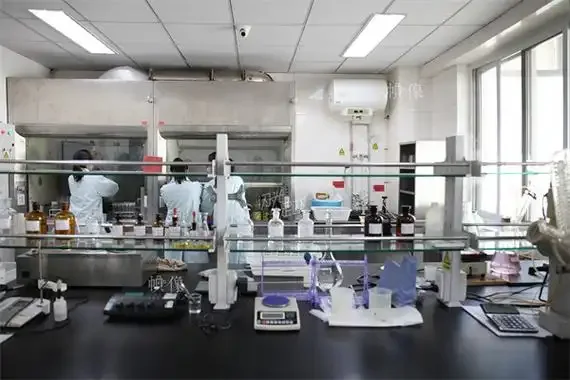 白酒与检测报告摆放在酿酒坊的木桌上,旁边有基础检测工具,报告上有官方认证印章,阳光照亮桌面,氛围专业可靠。_1