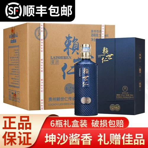 酿酒师正在翻动酱香酒堆积发酵的高粱堆，展示高温发酵过程的关键细节_1