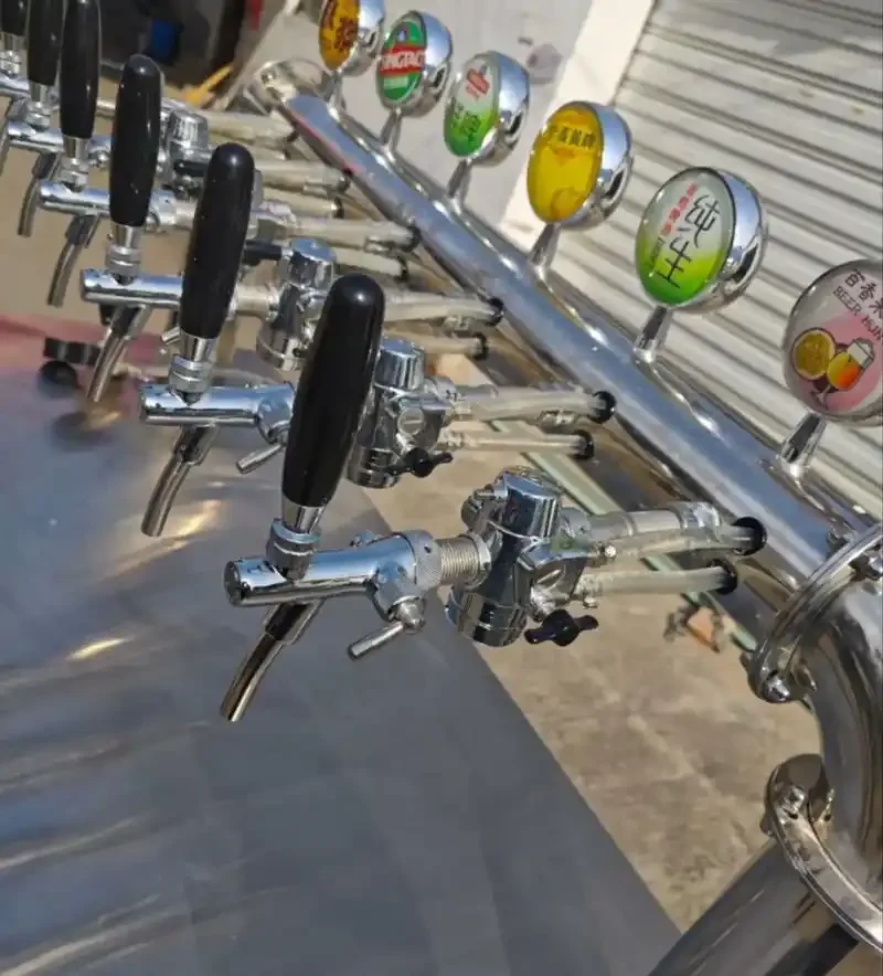 酿酒师在操作一台德国精酿啤酒设备，展示设备的精密温控面板和不锈钢材质细节_1