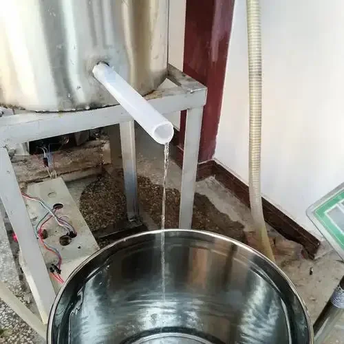 家庭厨房工作台上放置的不锈钢小型酿酒设备，旁边有酿酒原料和测量工具，展现家庭自酿白酒的真实场景。_1