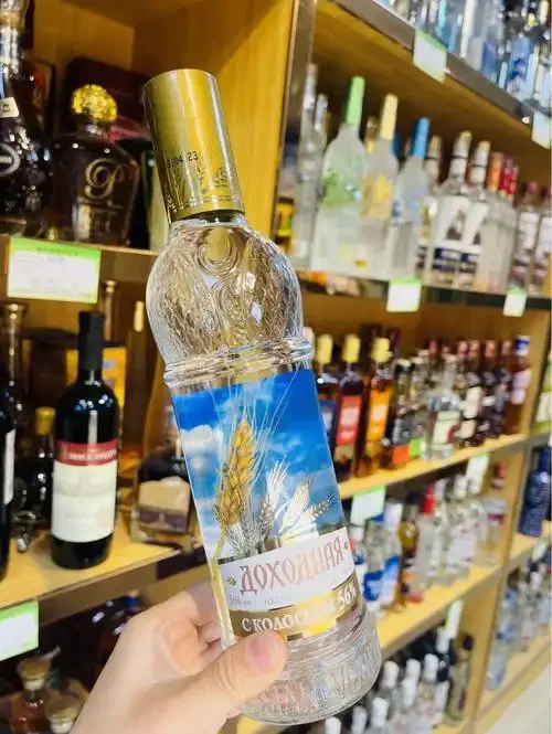 伏特加与中国白酒工艺原料对比图，展示两种蒸馏酒的本质差异_1