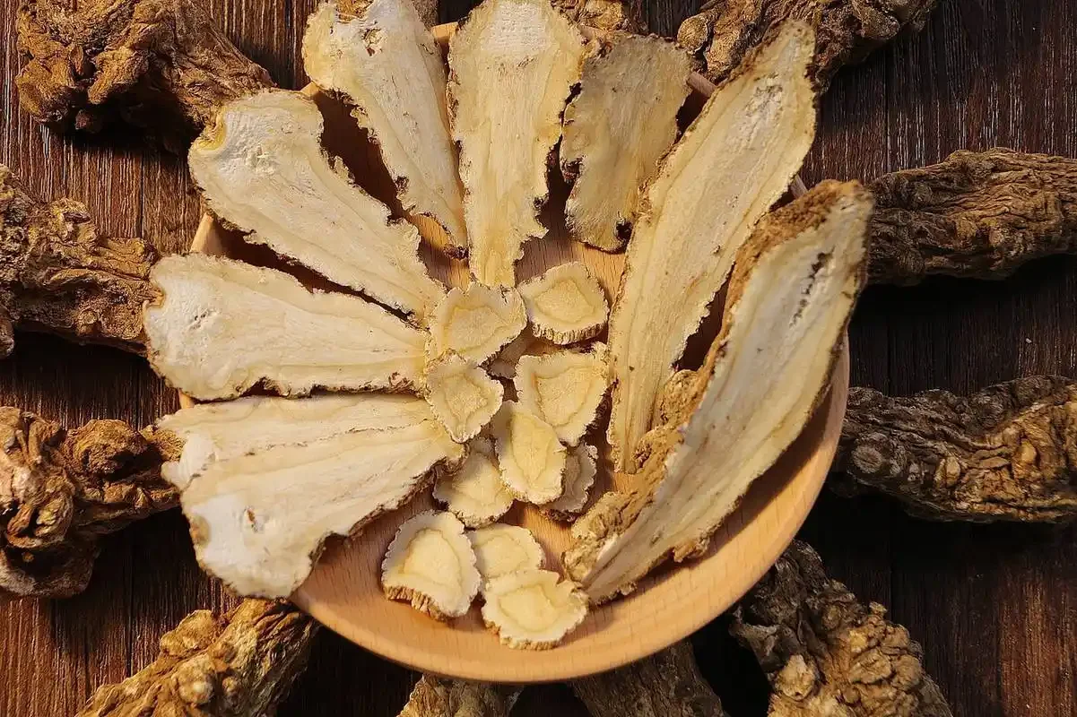 当归泡酒正确与错误方法的对比展示：浑浊不清的危险泡法与清澈透亮的科学泡法_1
