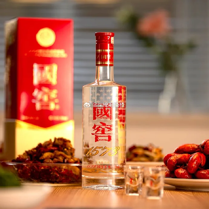 酿酒师在传统车间操作国口窖酒蒸酒工序，背景为泥窖池_1
