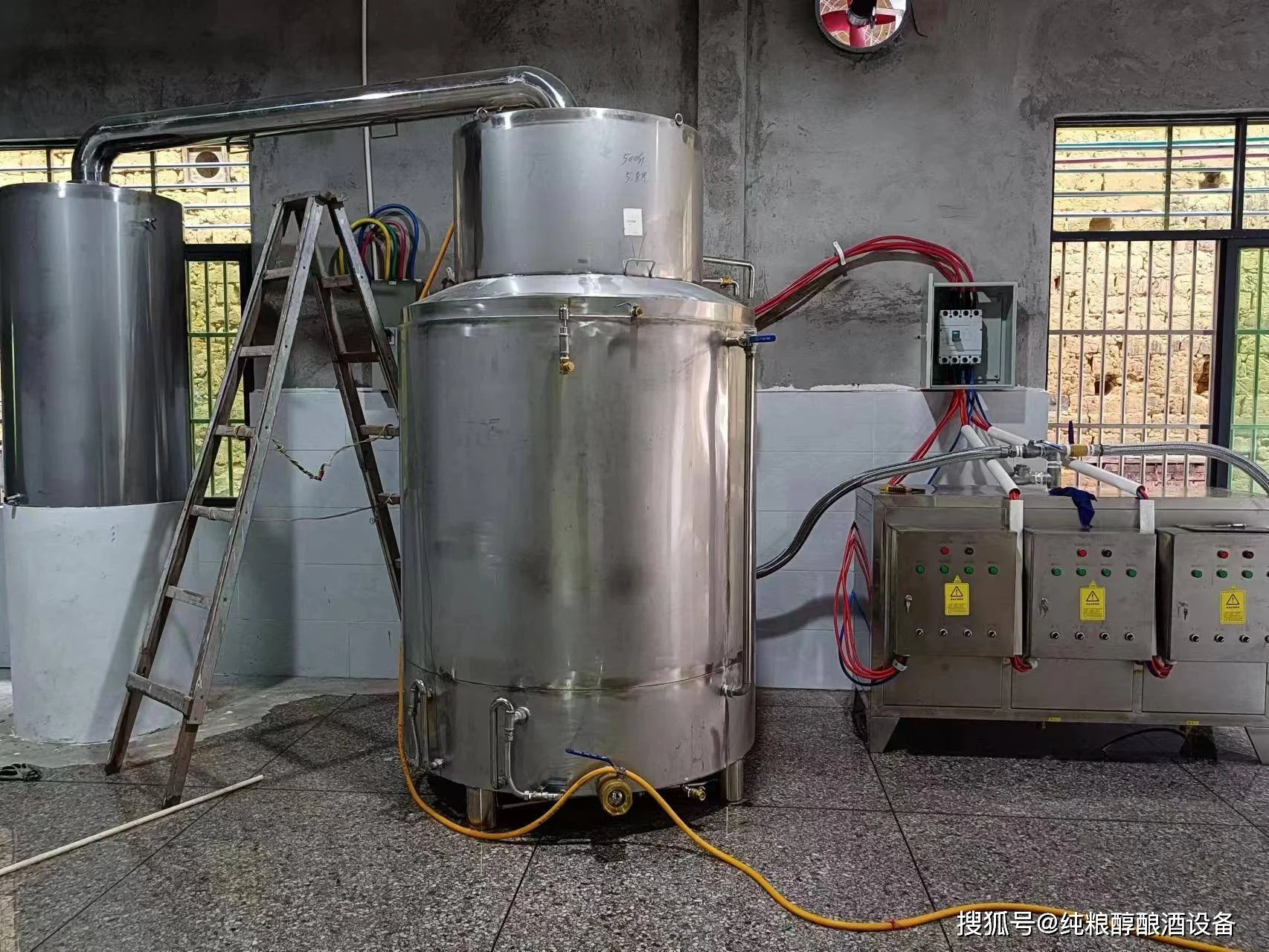 酿酒师在车间内操作唐三牌酿酒设备进行蒸馏检查_1