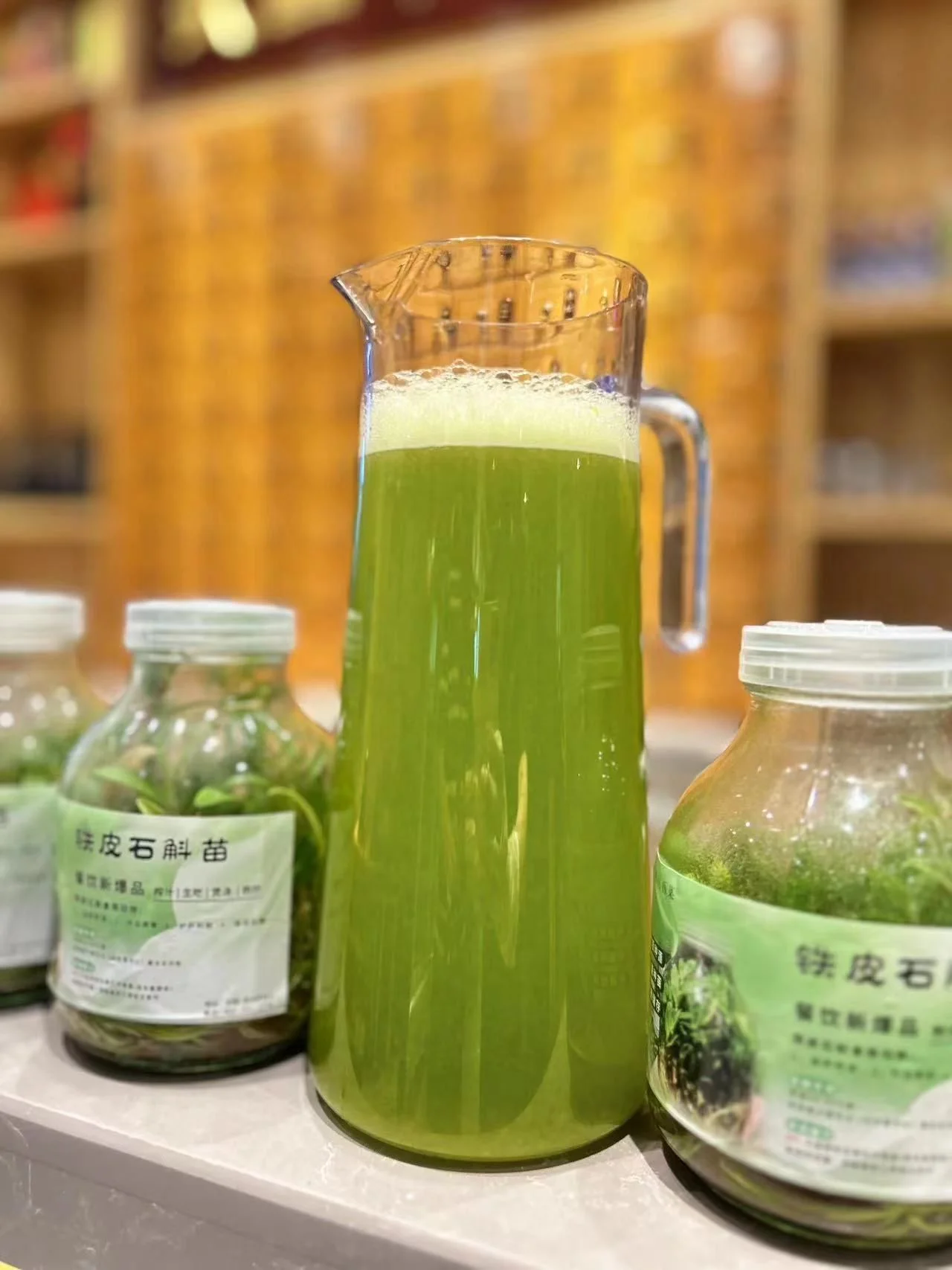家庭自制石斛泡酒：透明玻璃罐中金黄酒液浸泡着新鲜石斛和枸杞，背景有原料和配方笔记。_1