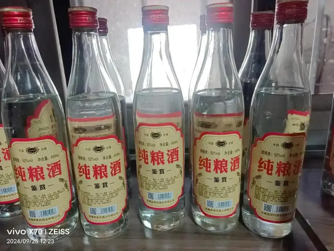 酿酒师在作坊中手工翻动用于酿造纯粮食酒的高粱等原料，展示传统酿造的真实过程_1