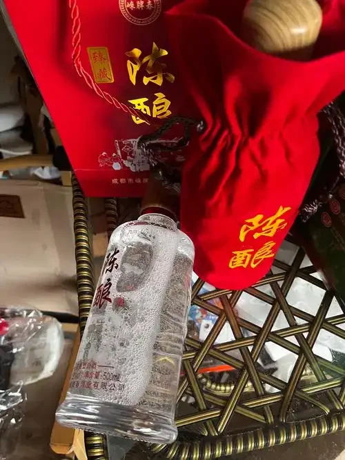 玛纳斯伊州春粮食酒传统发酵场景：陶缸中粮食酒醅正在活跃发酵，背景是酿酒原料与工具。_1