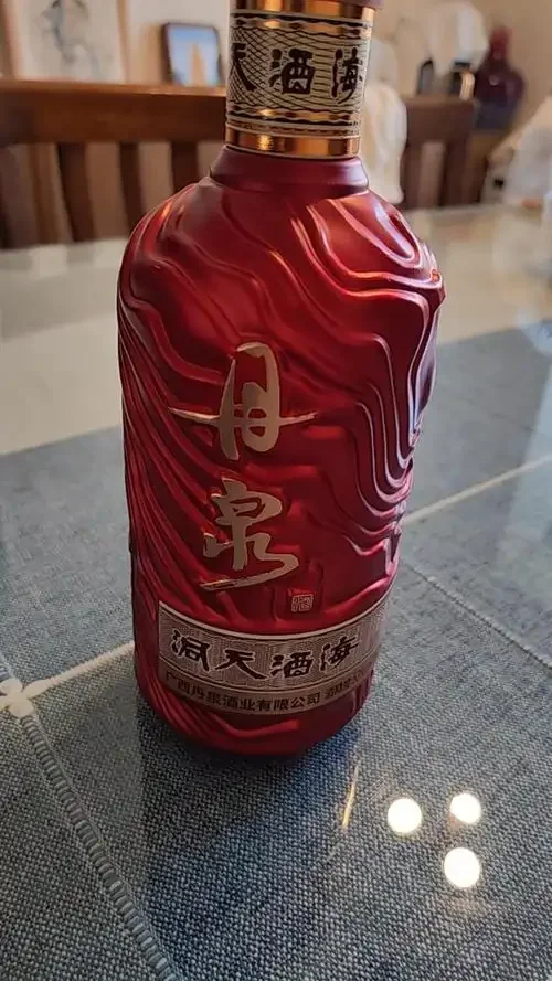 几款200元以内的酱香型白酒实拍，包括茅台王子酒、习酒银质等，酒液微黄透亮，用于日常品鉴。_1