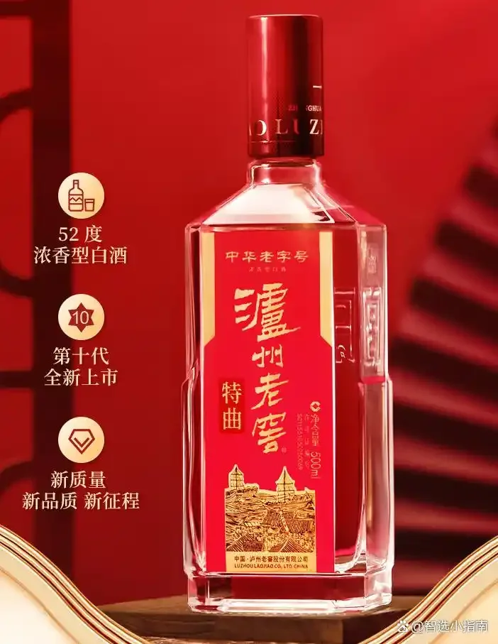 资深酿酒师在酒窖中对比品鉴不同白酒，讲解如何从外观判断酒质_1