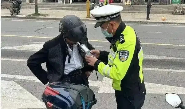 酒驾被查与酒后叫代驾的对比场景插画，警示酒后驾驶电动车的后果与安全选择的重要性。_1