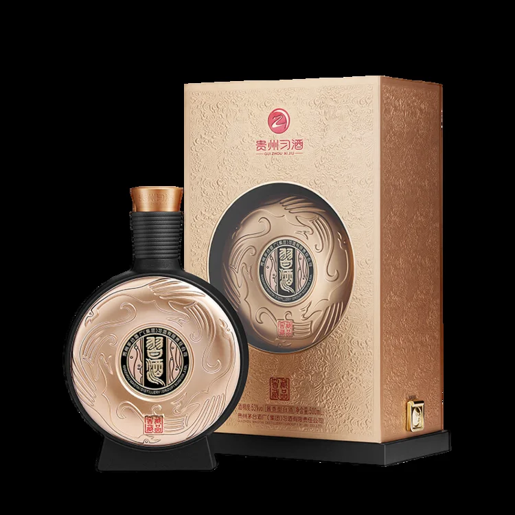 传统酒窖中一只覆盖红布的老陶坛，在柔光下静静窖藏，充满岁月感_1