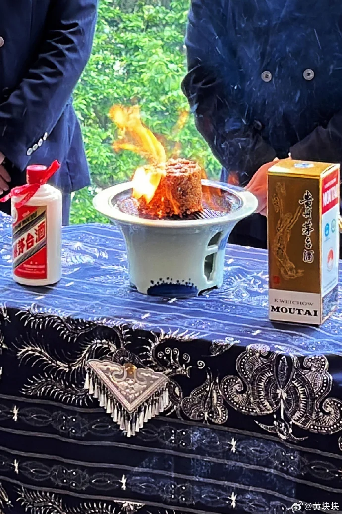 纯粮食酒在杯中燃烧的火焰特写，火苗稳定呈淡黄色，伴有高粱、酒曲等酿酒原料。_1