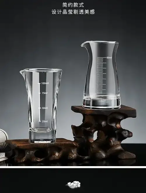 分酒器倒酒示范图：玻璃分酒器内酒液约七分满，旁边小酒杯内酒量约八分满，展现专业的宴席倒酒标准。_1