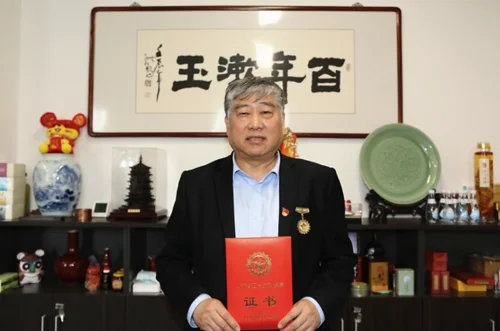 酿酒师工作场景与酒驾警示的对比插画_1