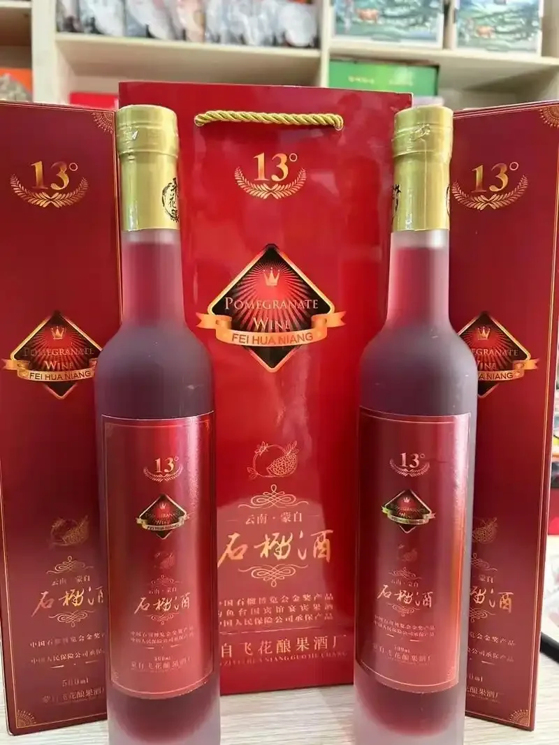 家庭自酿石榴酒材料准备：透明玻璃罐、红石榴籽、冰糖、厨房秤和清香型白酒。_1