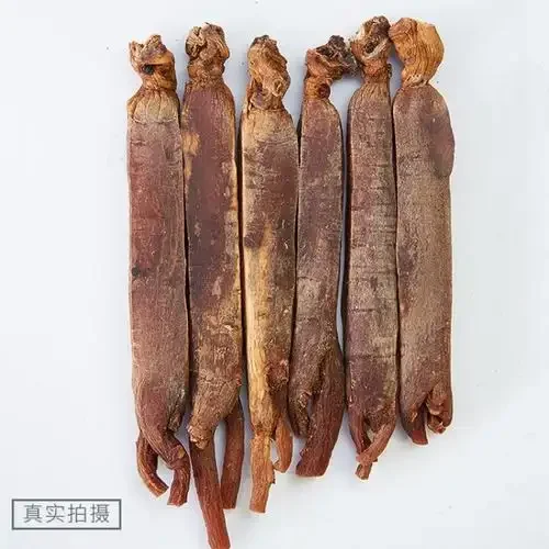 酿酒师正在手工切割高丽参片，展示切片的过程和工具。_1