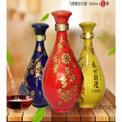 资深酿酒师在酒窖中，专注地品鉴和讲解不同年份的朗陵酒，背景是储存老酒的陶坛。_1
