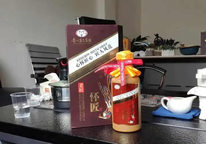 资深酿酒师工作台，展示华食酒坊53度酱香白酒、原料高粱及分析笔记，探讨酱酒定价与工艺成本。_1