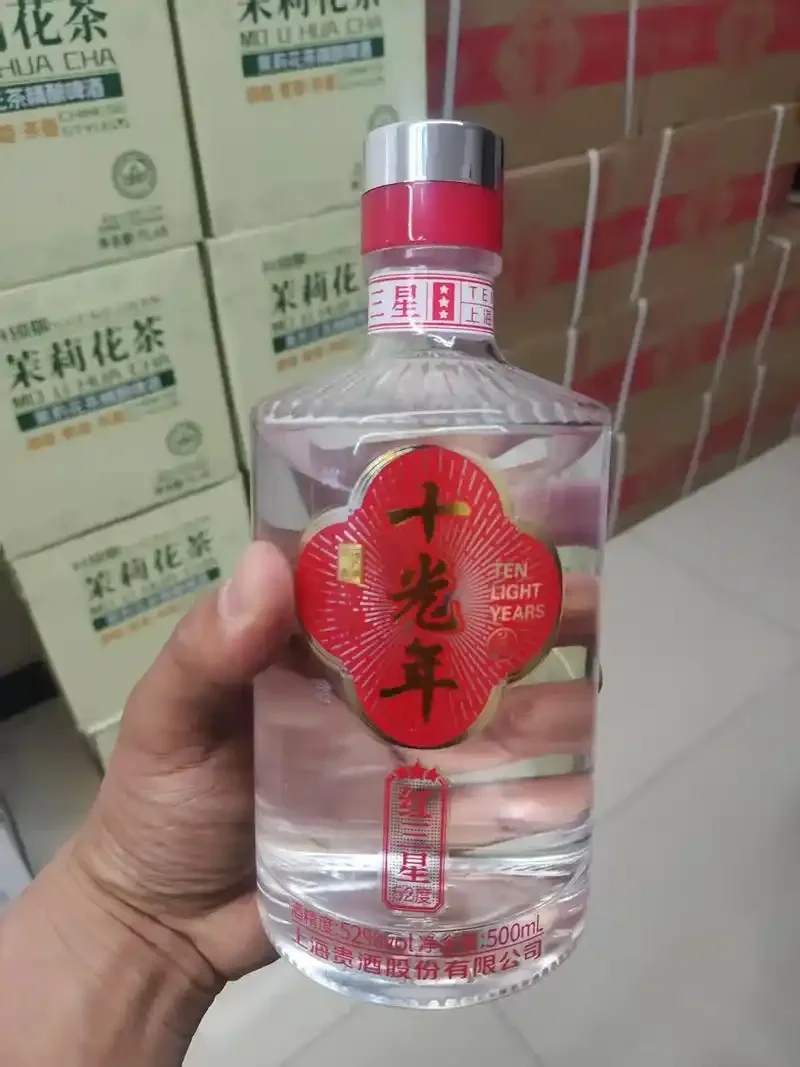 纯粮酒与食用酒精酒的视觉对比图,左边是纯粮酒与原料,右边是疑似勾兑酒与酒精瓶_1
