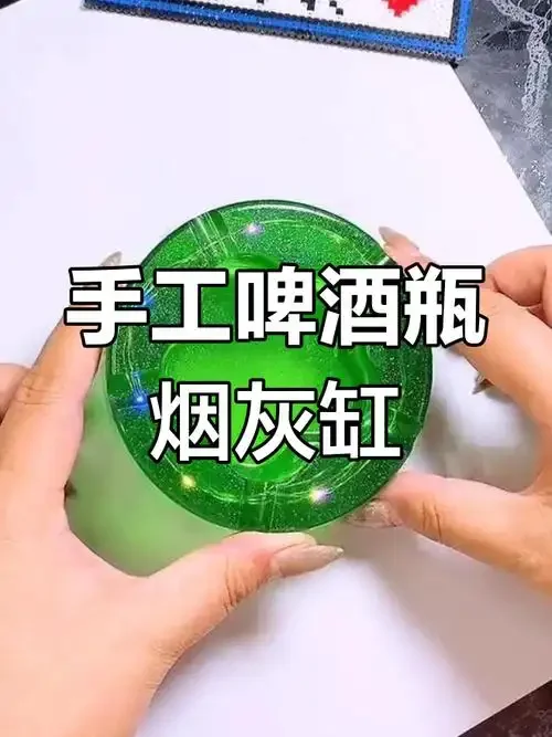 家庭自酿啤酒工作台实景，展示发酵桶、麦芽和啤酒花等核心原料。_1