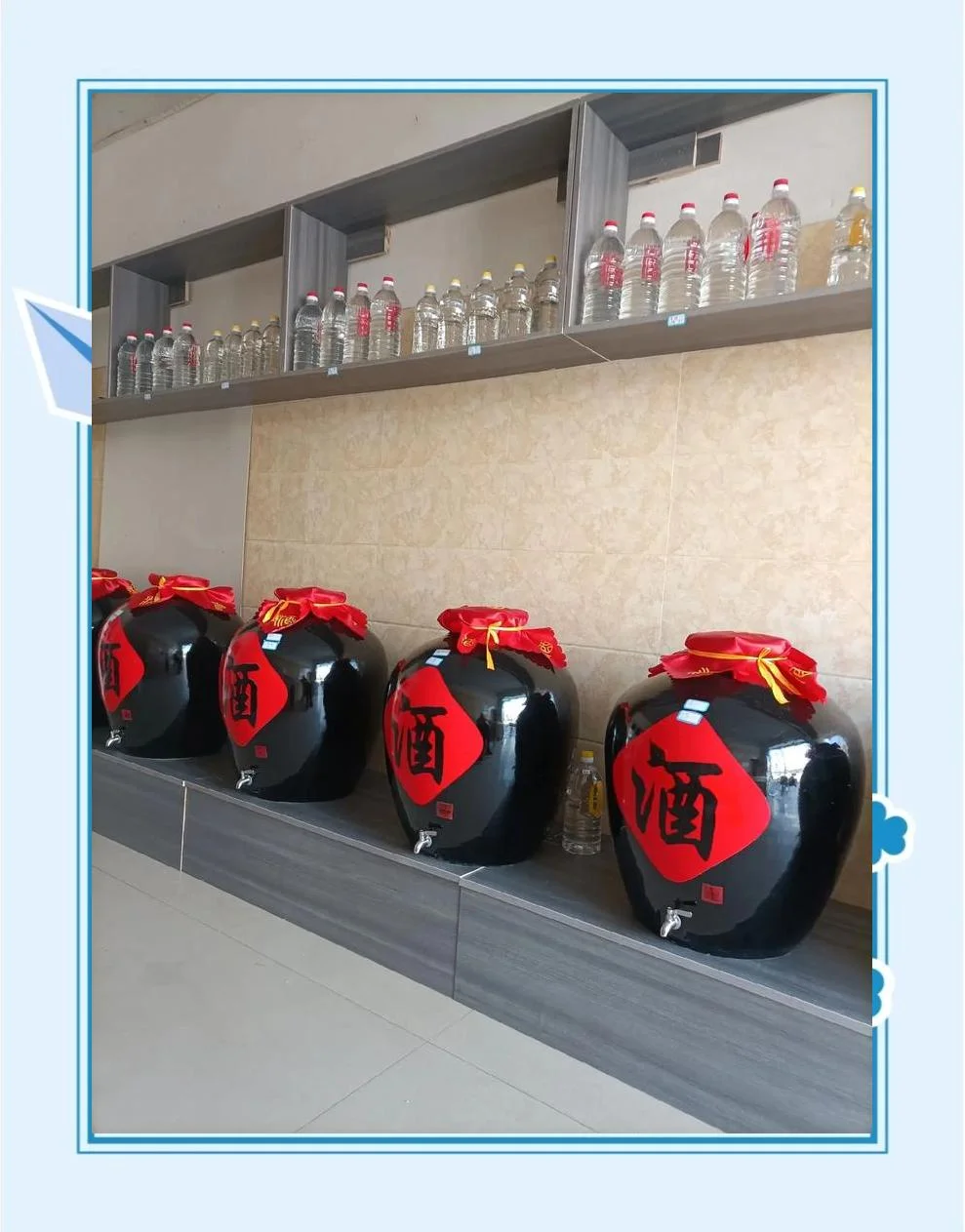 一碗清澈的纯粮散酒特写，展示其自然的色泽与质感_1