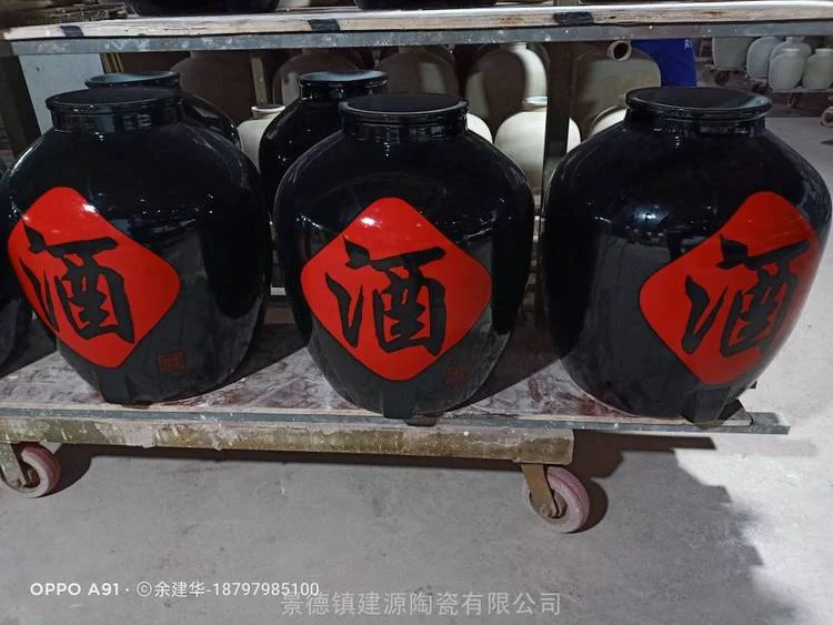 一个用于储存100斤散酒的传统棕色大陶坛，封口严密，放置在安静的家庭环境中。_1