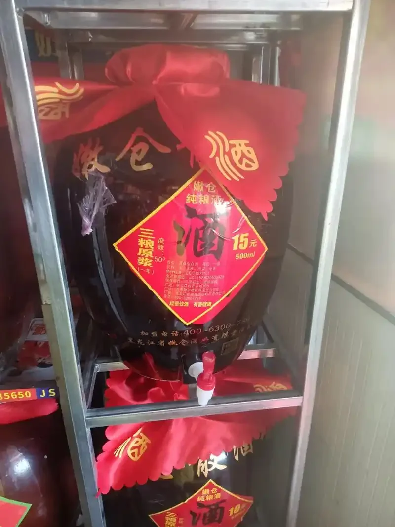 酿酒师手掌上的纯粮食酒与粮食颗粒对比特写_1