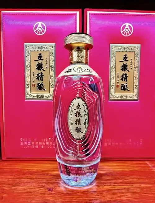 固态法白酒发酵缸内的酒醅特写，展示传统酿造工艺的核心场景_1