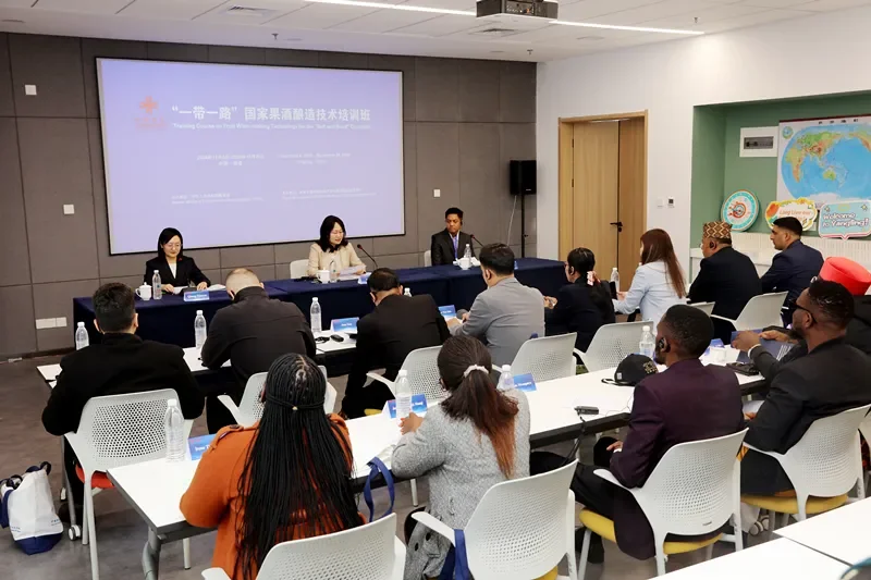 果酒技术培训现场：酿酒师向学员讲解水果选择与预处理要点_1