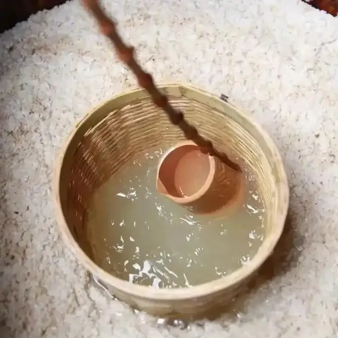 白糖酿酒初始步骤：将白糖溶解于水中，准备酵母、温度计等工具。_1