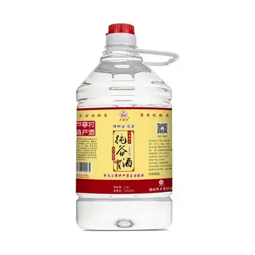 酿酒师品鉴纯粮食新酒，展示传统酿造技艺_1