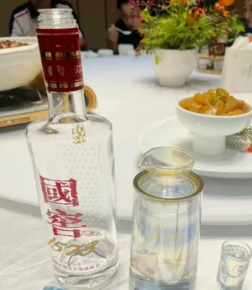酿酒师检查固态发酵酒醅_1
