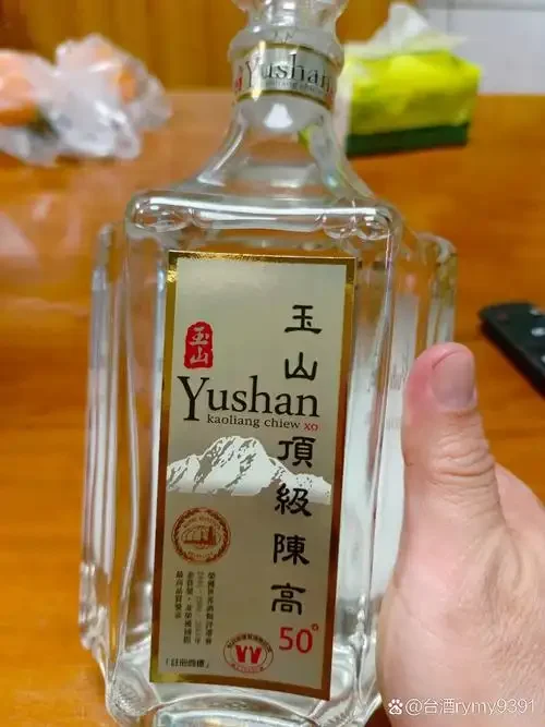 一瓶陈玉酿酒与陶瓷酒杯在木桌上的特写，背景虚化处可见粮食与酿酒工具，营造传统酿造氛围_1