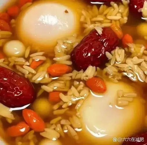 酿酒师正在向蒸馏甑中上料，展示蒸白酒的关键步骤——上甑_1