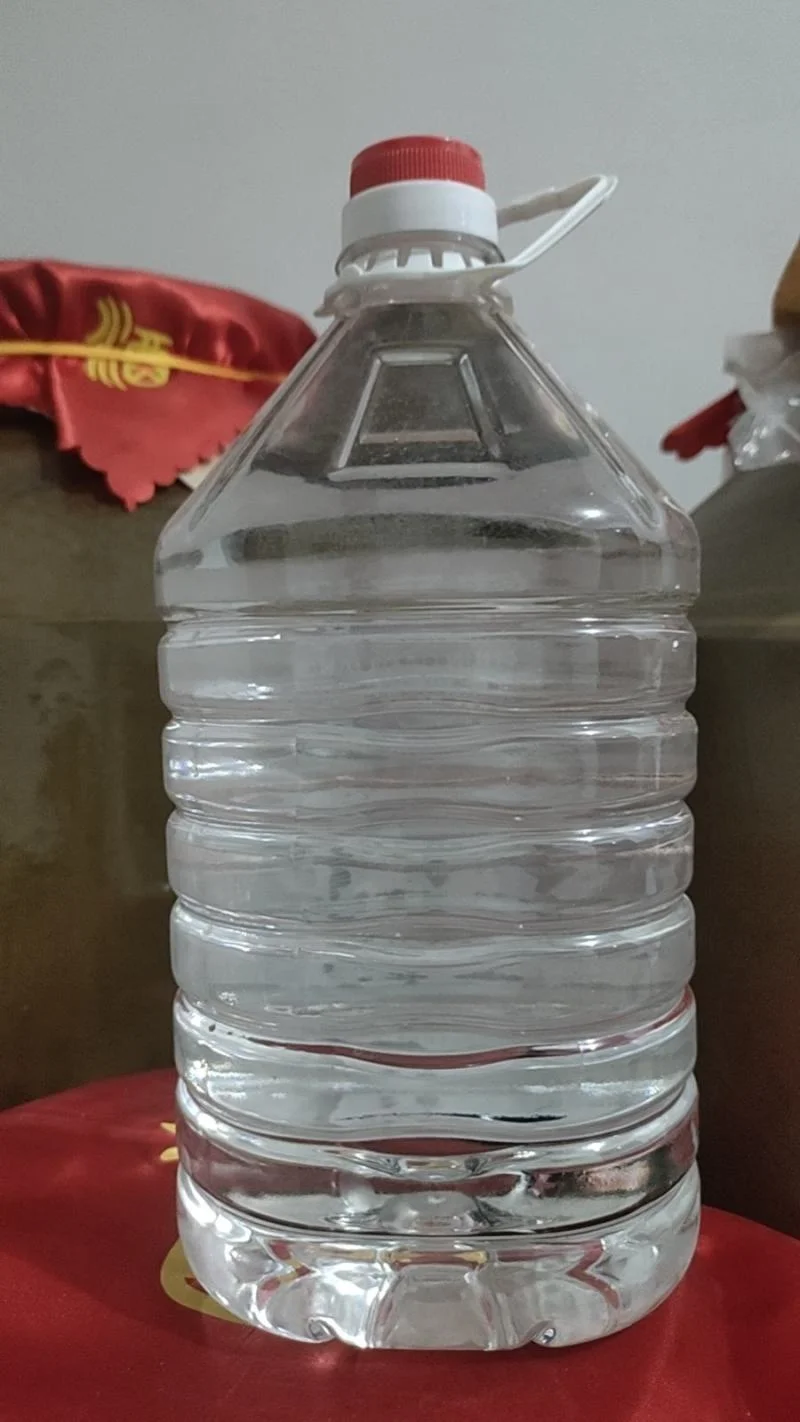 酿酒师正在进行固态法纯粮食白酒的装甑上料操作，展示传统酿造的核心环节。_1