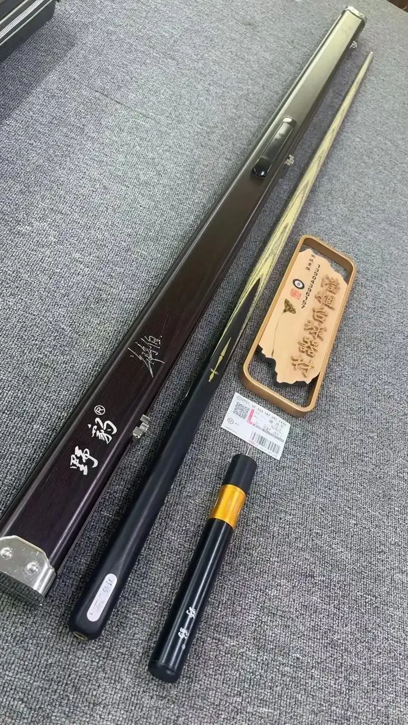 自制钓鱼小药酒原料浸泡特写，展示中药材与酒体的融合状态，暗示其作为饵料添加剂的用途。_1