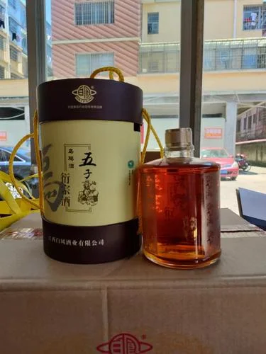 资深酿酒师在家庭厨房中演示乌鸡酒的泡制过程，展示乌鸡与中药材的搭配。_1