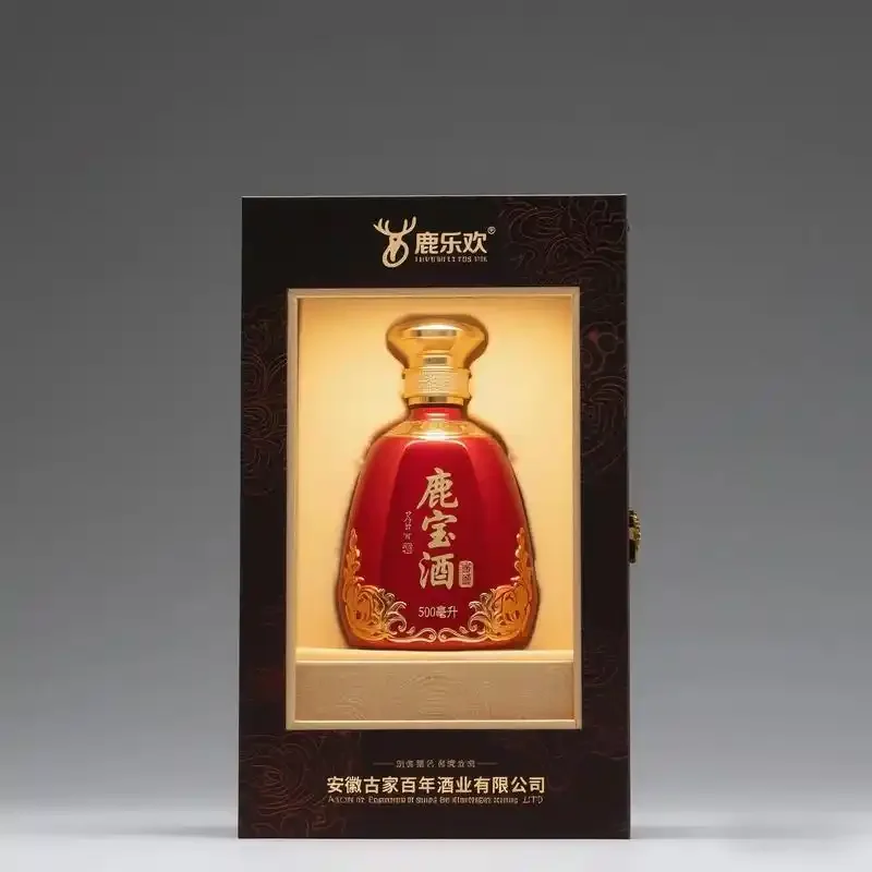 酿酒师在传统作坊内品鉴鹿宝酒的色泽与质感_1