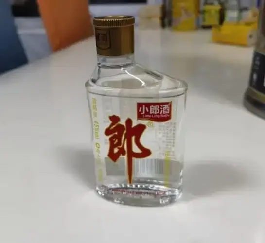 歪嘴小郎酒与酿酒粮食原料对比实拍图，用于辅助鉴别是否为纯粮食酒_1