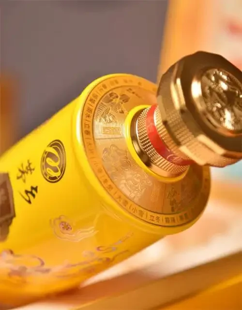 传统酱香型白酒下沙工艺操作现场，酿酒师正在将润好的红缨子高粱与酒曲混合，准备入窖发酵。_1